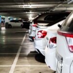 zdjęcia przedstawia parking podziemny i samochody o białej kolorystyce