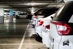 Parking pod blokiem vs garaż – gdzie auto jest bezpieczniejsze?